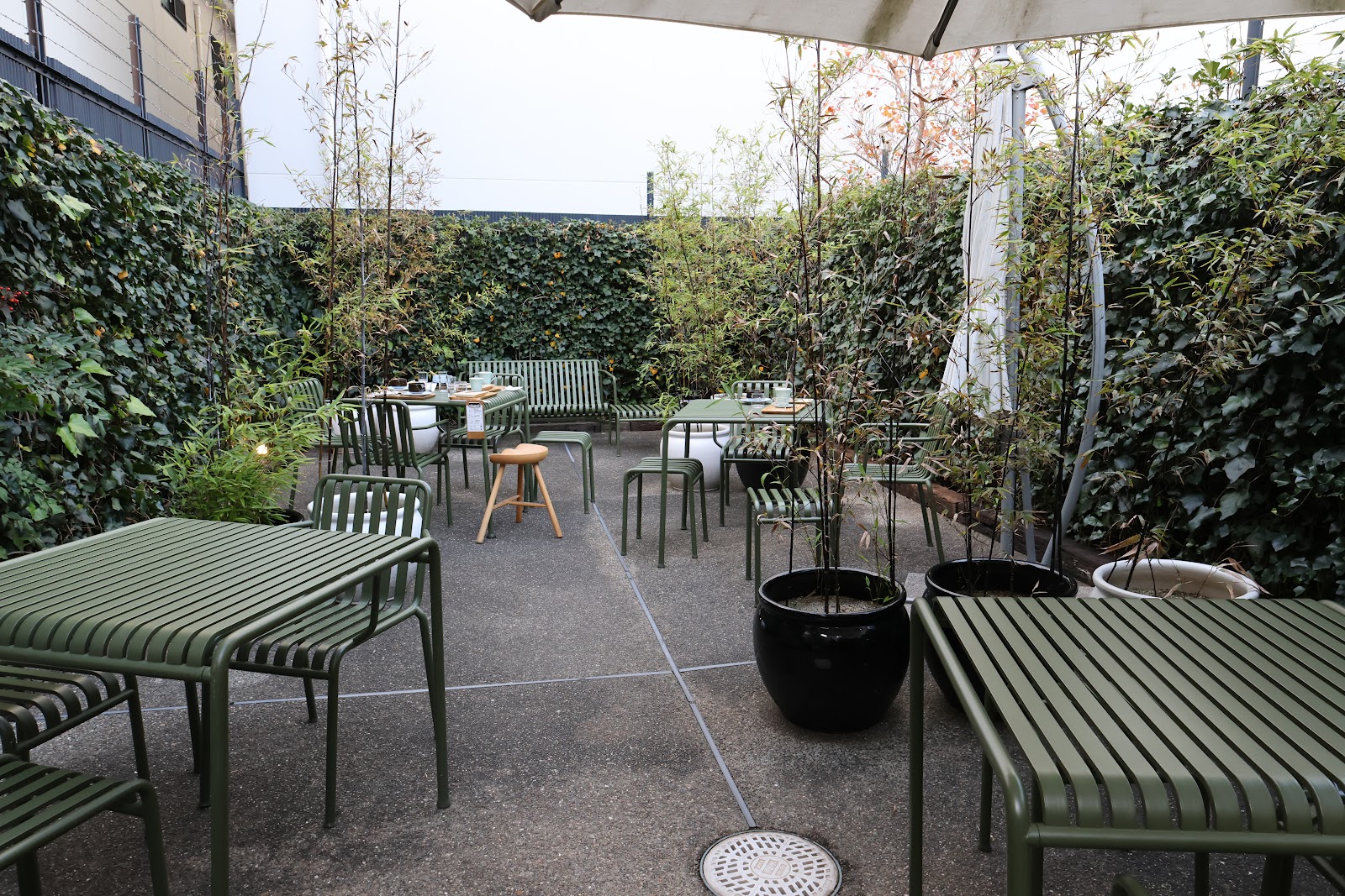 Kaikado Café（旧内濱架線詰所）